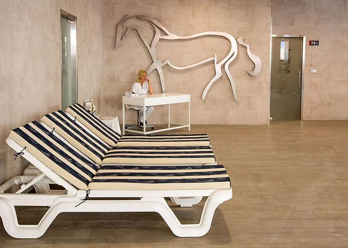 安吉拉成人推荐酒店 4* 丰希罗拉